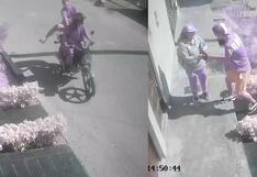 Trujillo: Cámara de seguridad registra cuando delincuente amenaza y roba celular a una mujer (VIDEO)