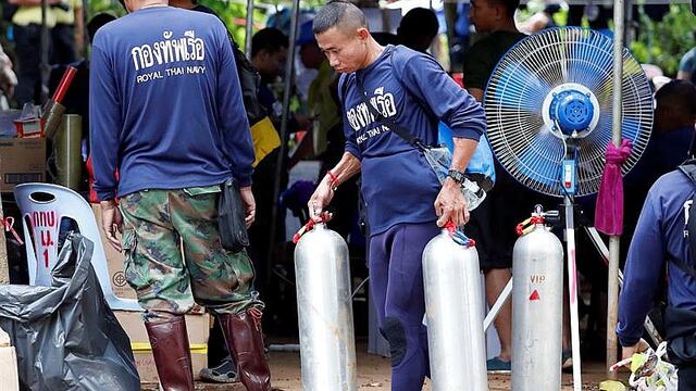 Rescatista muere cuando ayudaba en búsqueda de niños atrapados en cueva de Tailandia (FOTOS)