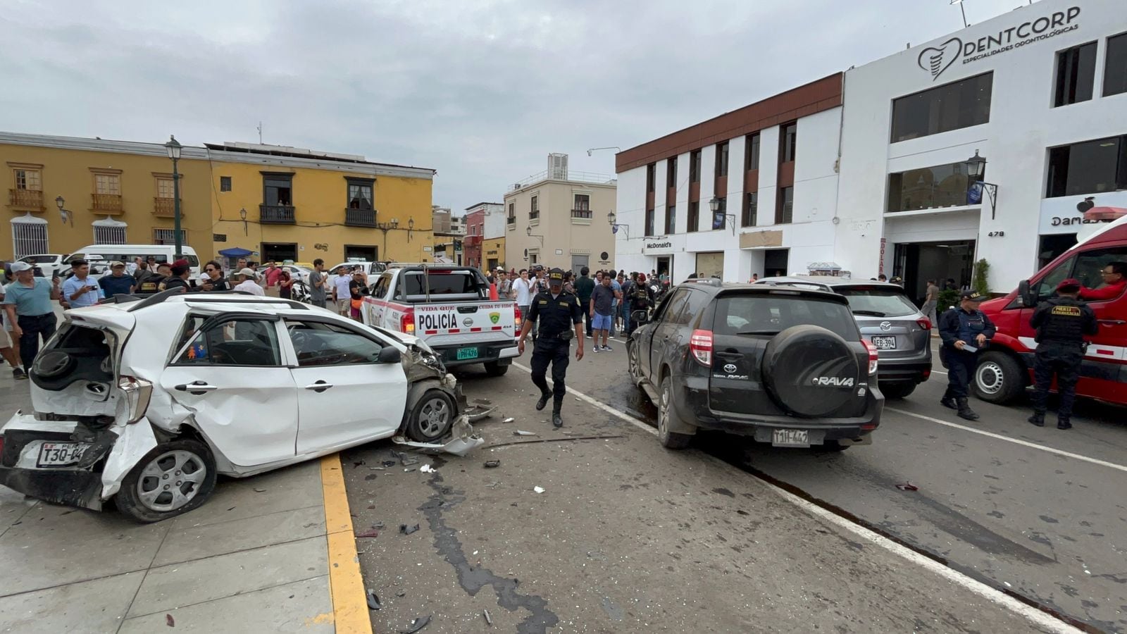 Tres vehículos particulares protagonizaron el incidente y terminaron impactando contra un patrullero de la Policía Nacional.