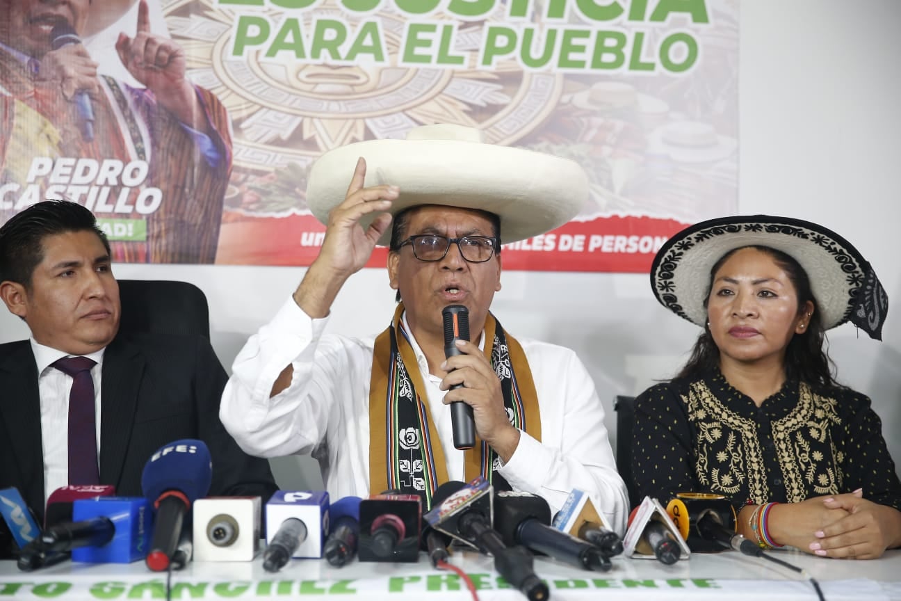 El dirigente de Juntos por el Perú sostiene que una resolución de la ONPE modificó el procedimiento aplicado en la primera vuelta. La agrupación también cuestionó el rechazo a recursos para anular más de 2.300 mesas de sufragio. (Fotos: César Campos/GEC)