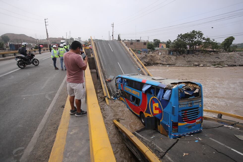 Bus de dos pisos de la empresa Cruz del Norte