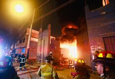 La Victoria: Incendio de grandes proporciones consumió depósito de plástico y afectó viviendas cercanas
