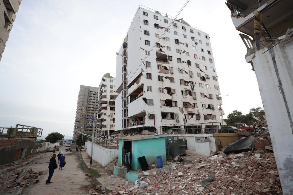Vista de varios bloques de viviendas dañados por los terremotos, en la localidad de Catia La Mar, en el estado costero de La Guaira (Venezuela) este jueves. EFE/ Ronald Pena R.