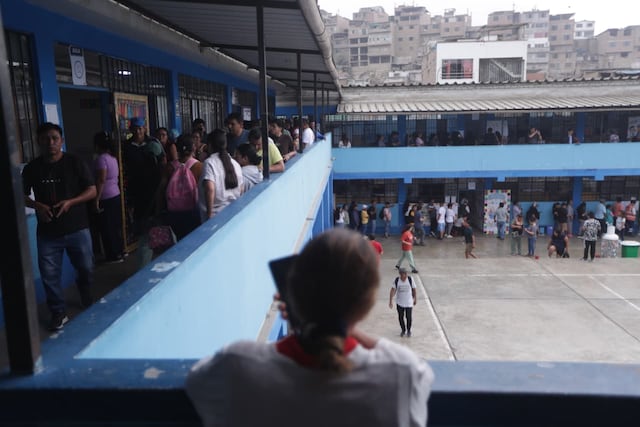 Se apertura las mesas de sufragio en el colegio San Luis Gonzaga de SJM, personas aún tienen quejas por el trabajo del personal de ONPE (Fotos: Julio Reaño/@photo.gec)