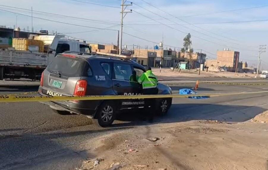 Policías de la comisaría Ciudad Municipal llegaron al lugar del atropello. Foto: GEC