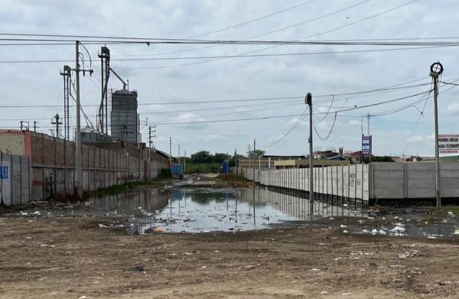 Aguas sucias son arrojadas en la zona industrial de Sullana