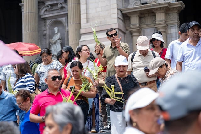Domingo de Ramos: fieles y el Cristo Cholo recorren la Catedral y Plaza de Armas de Lima. (Fotos: Paloma del Solar/GEC)