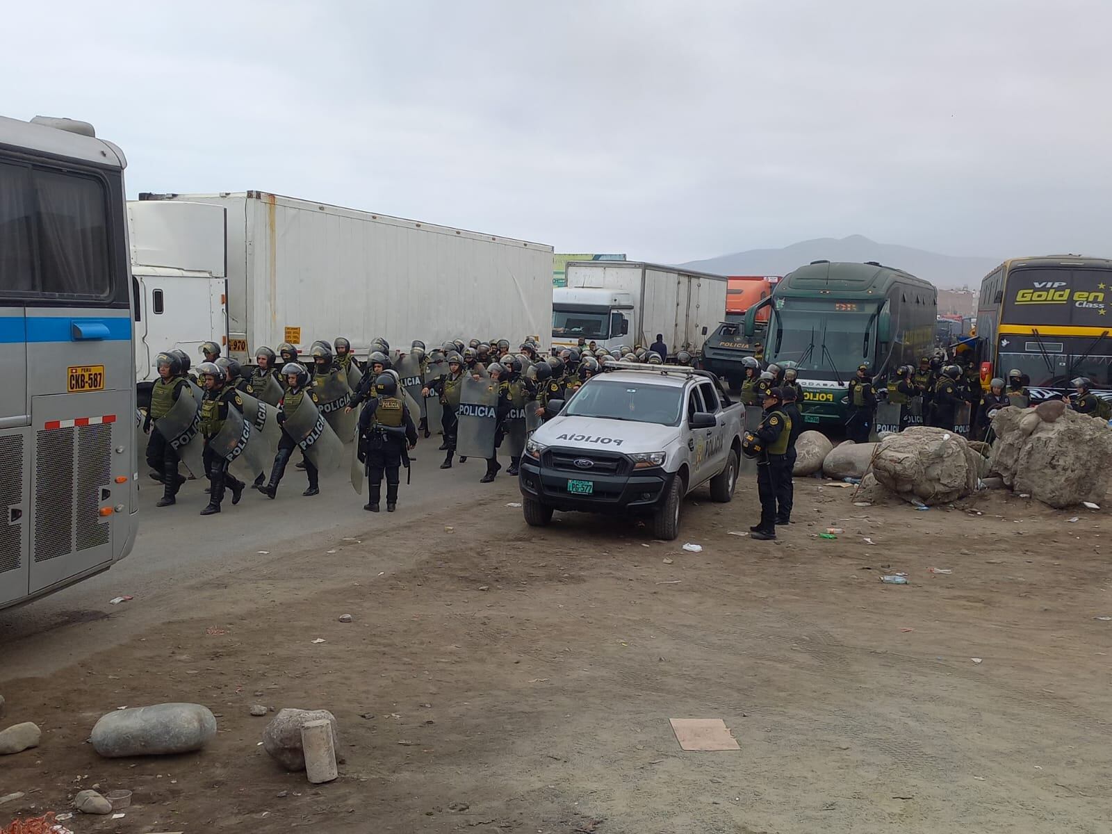 Enfrentamientos entre policías y mineros informales en Chala, Arequipa. Foto: Darío Román.
