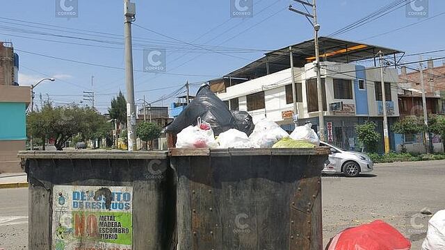 Inescrupulosos queman contenedores de basura en Cayma