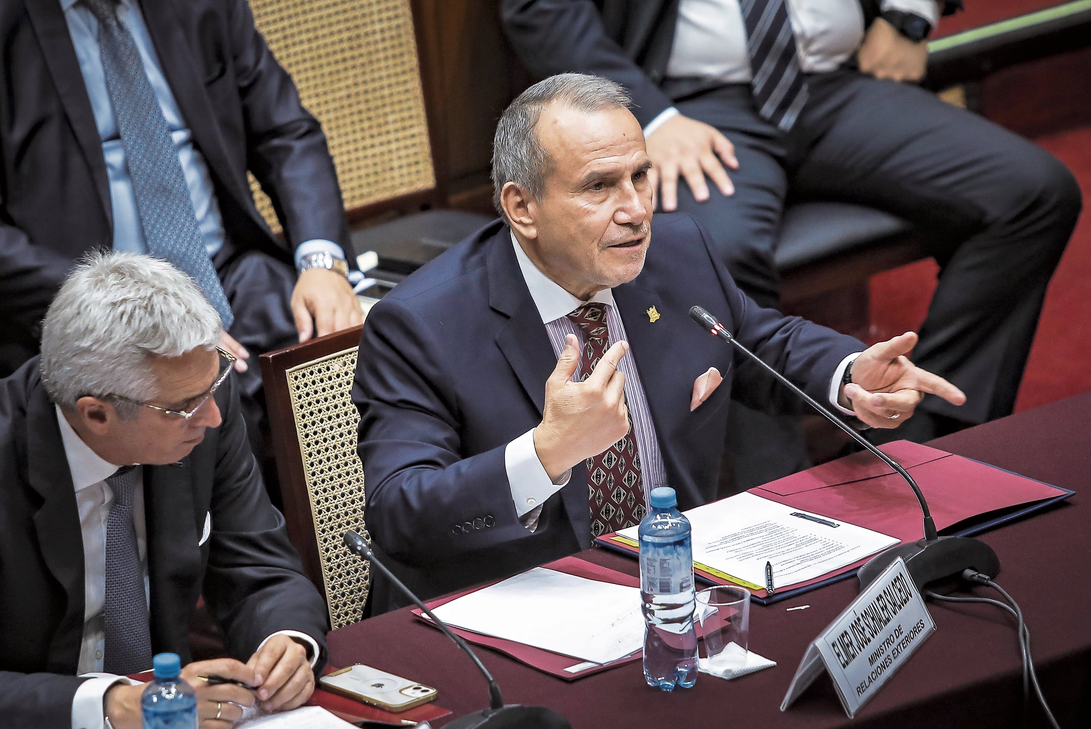 Ministro acompañó a la presidenta Boluarte en Francia.