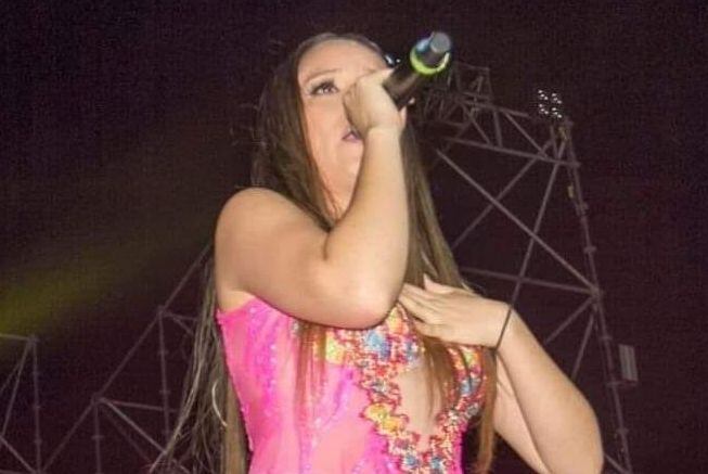 Cantante de Corazón Serrano visitó la casa de sus familiares en Tarapoto.