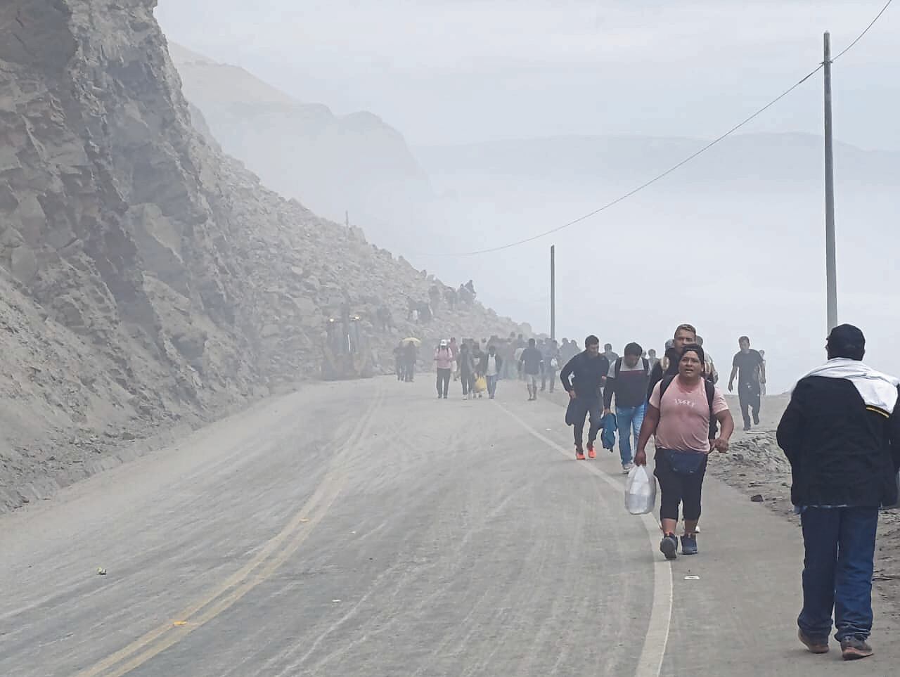 Pasajeros cruzaron y caminaron por horas para llegar a su destino, luego del derrumbe de rocas en Atico. Fto: GRA.