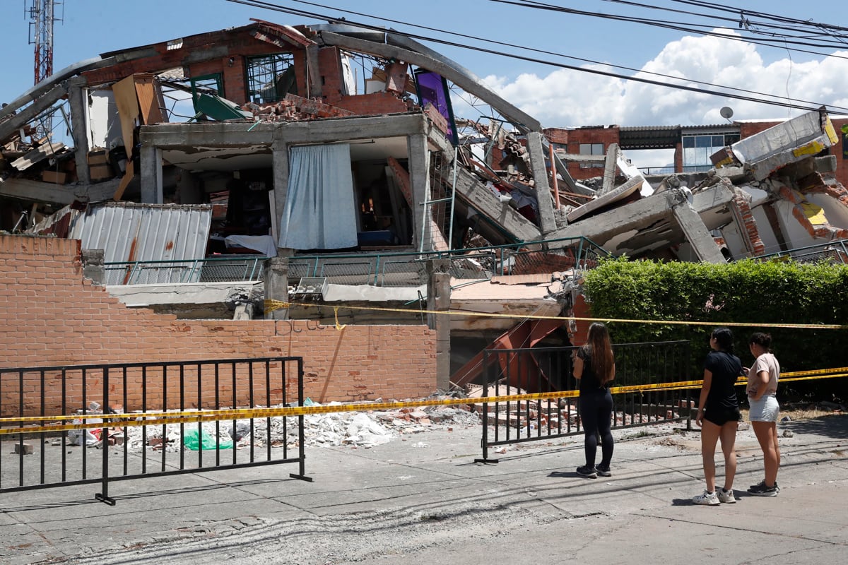 Un grupo de mujeres observa, los escombros de una edificación destruida por el terremoto de magnitud 7,4 en Cali, Colombia. (Ernesto Guzmán / EFE)