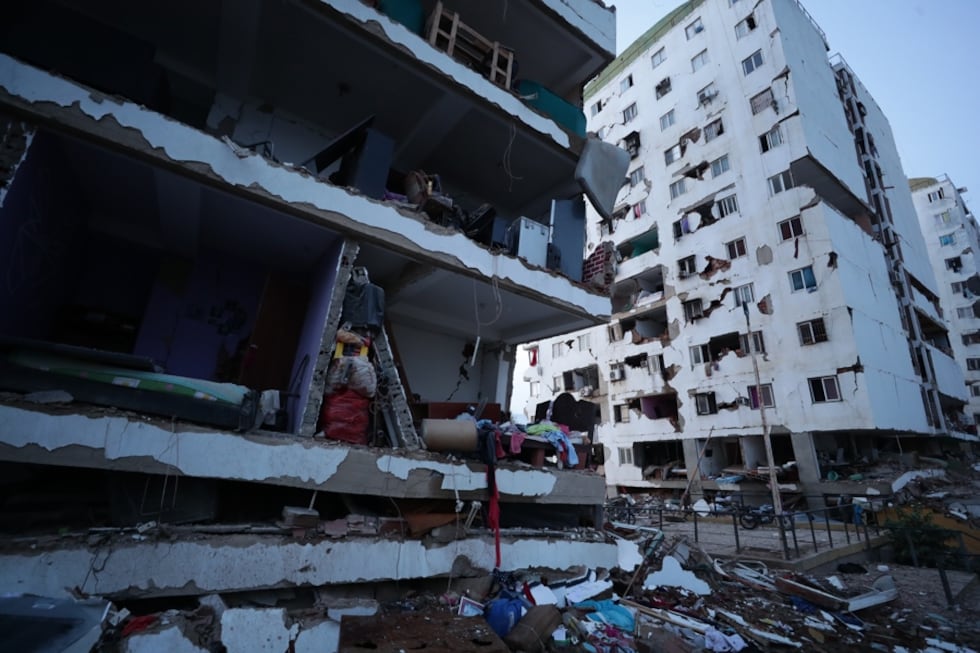 Vista de uno de los edificios dañados por los terremotos, en la localidad de Catia La Mar, en el estado costero de La Guaira (Venezuela) este jueves. EFE/ Ronald Pena R.