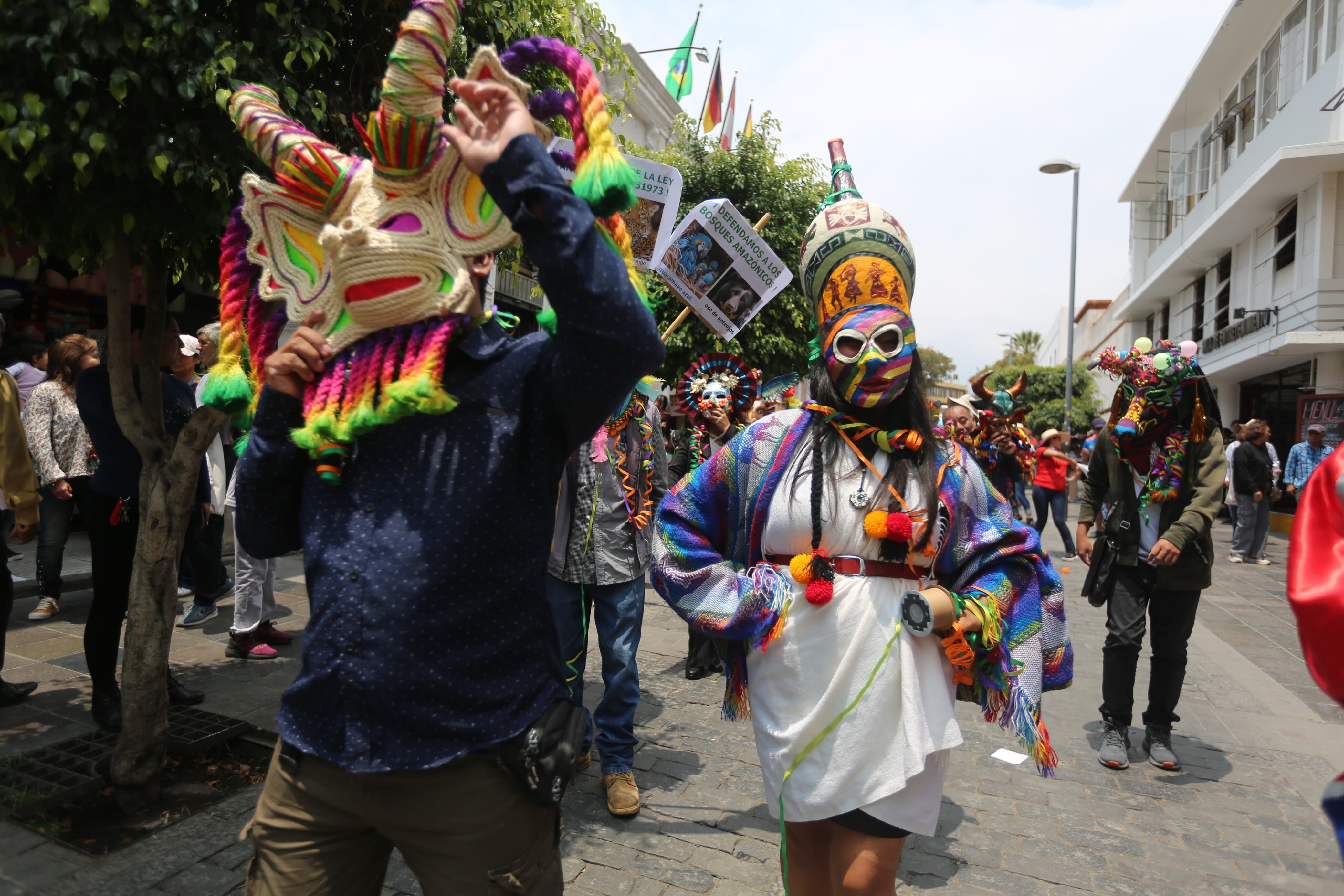 Jóvenes y adultos en pasacalle de Arequipa. (Foto: Leonardo Cuito)