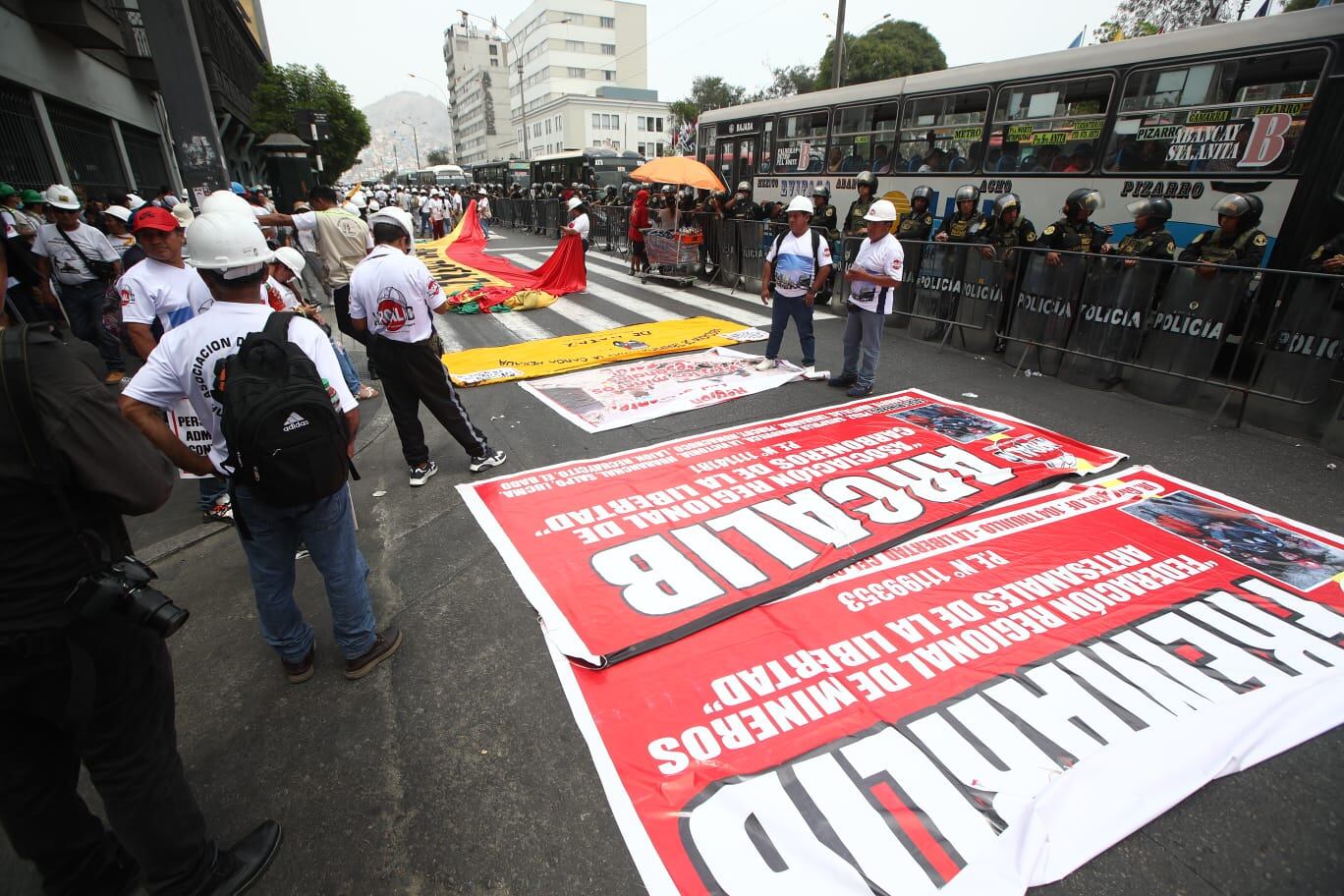 En horas de la mañana, mineros artesanales de la zona sur del Perú , marcharon desde el campo de Marte hasta los exteriores del Congreso. Fotos: jorge.cerdan/@photo.gec