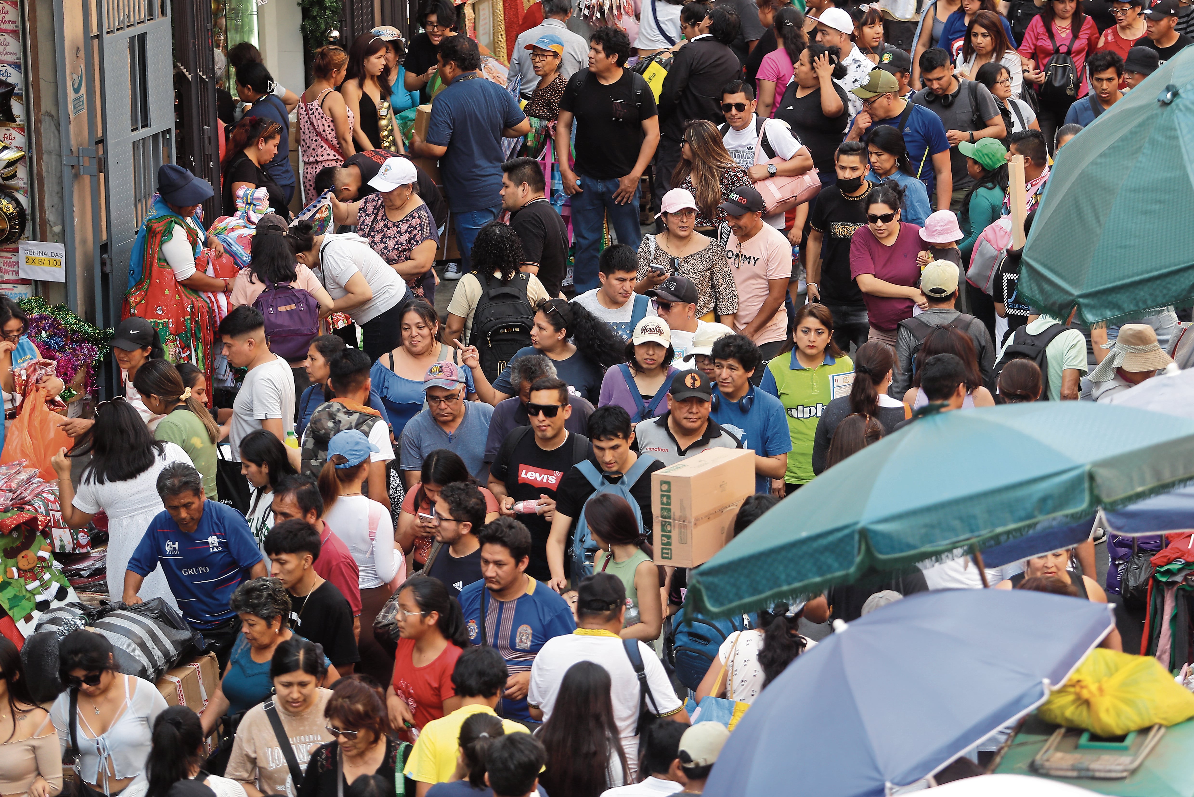 La cantidad de mujeres es mayor, por poco margen, que la de hombres. El promedio de edades se ubica en 33 años. La mayoría vive en la ciudad de Lima. (Foto: GEC)