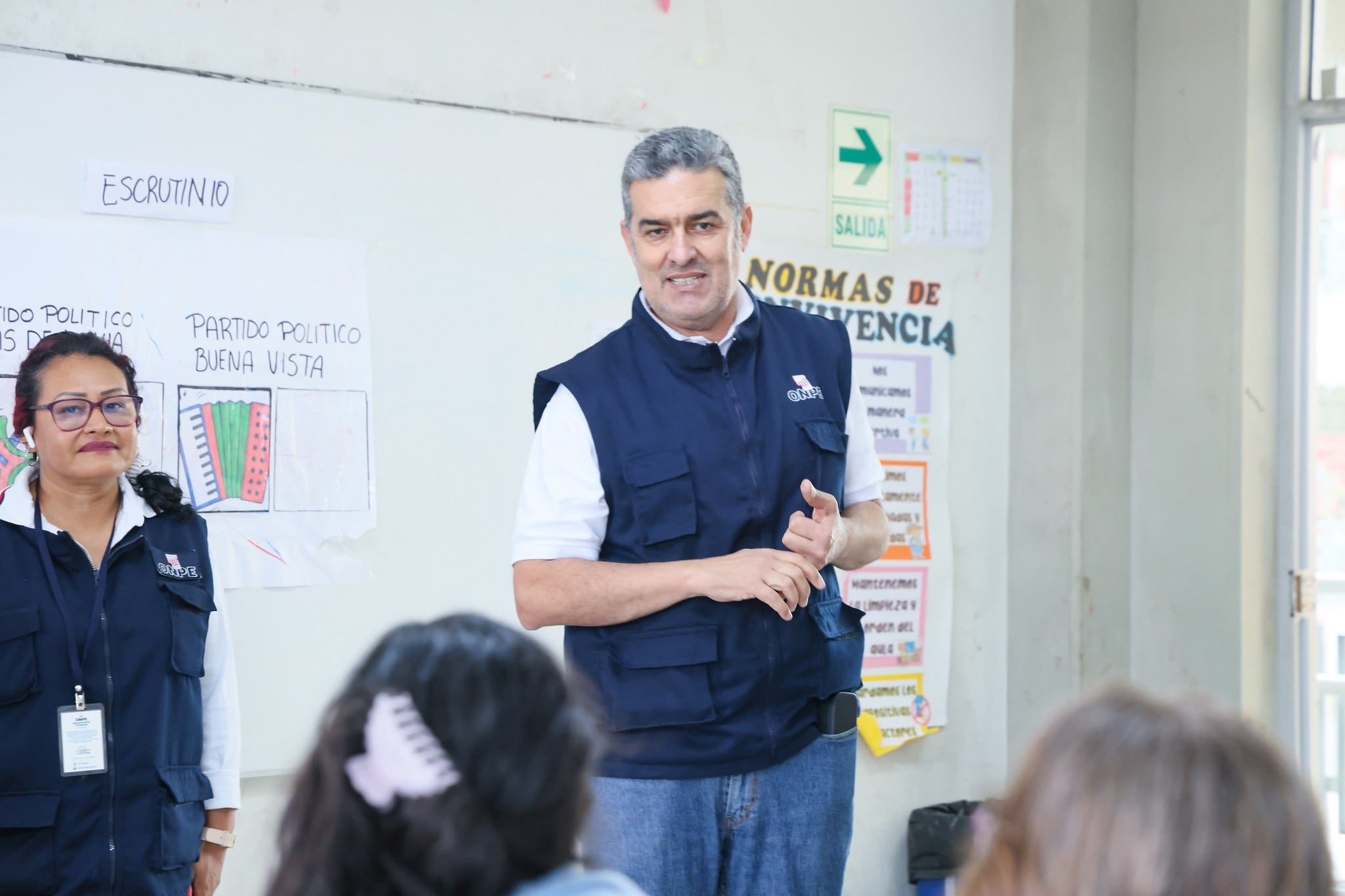 El jefe interino de la ONPE, Bernardo Pachas, recorrió la IE Esther Cáceres Salgado en el Rímac (Lima) durante la jornada de capacitación a miembros de mesa de la Segunda Elección Presidencial 2026.