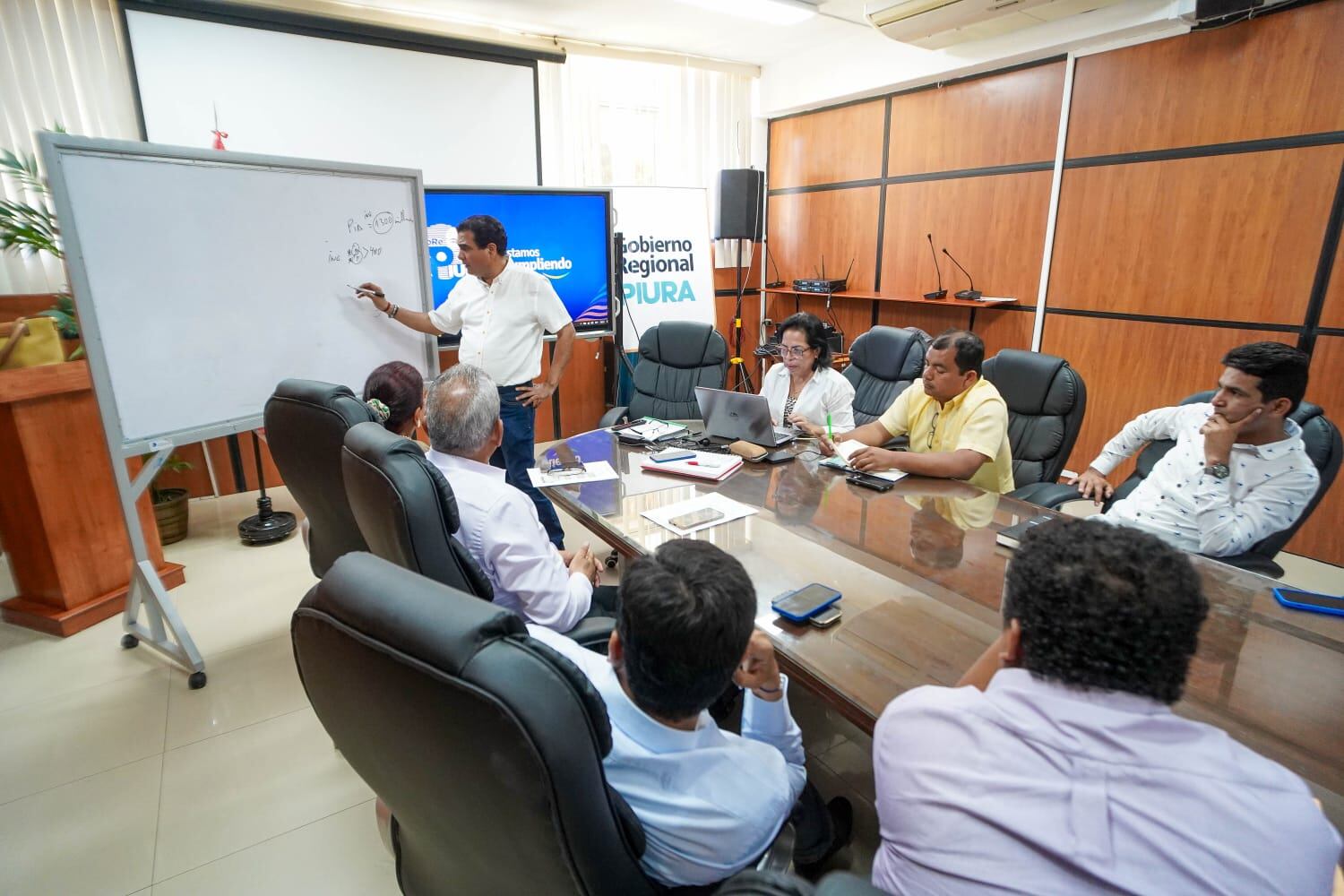 La autoridad regional solicitó un listado de obras prioritarios para toda la provincia, sobre todo, los que tengan perfiles y expedientes técnicos, para que su equipo técnico revise el estado situacional de estos y priorizarlos