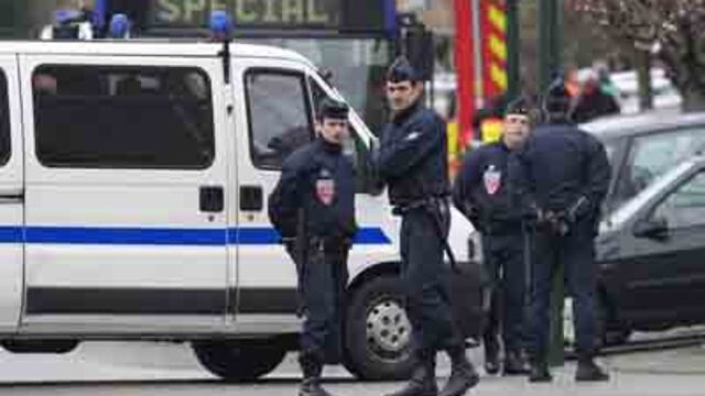 Francia: Toma rehenes y amenaza con explosivos