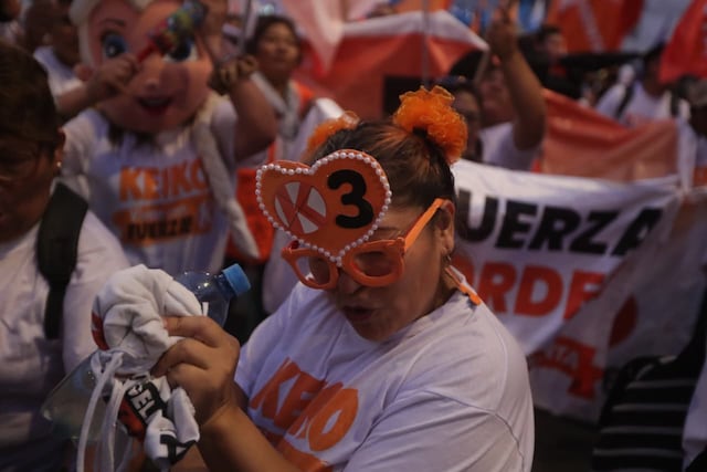 Simpatizantes de partidos llegan a exteriores del Centro de Convenciones por debate presidencial (Foto: Julio Reaño/GEC)