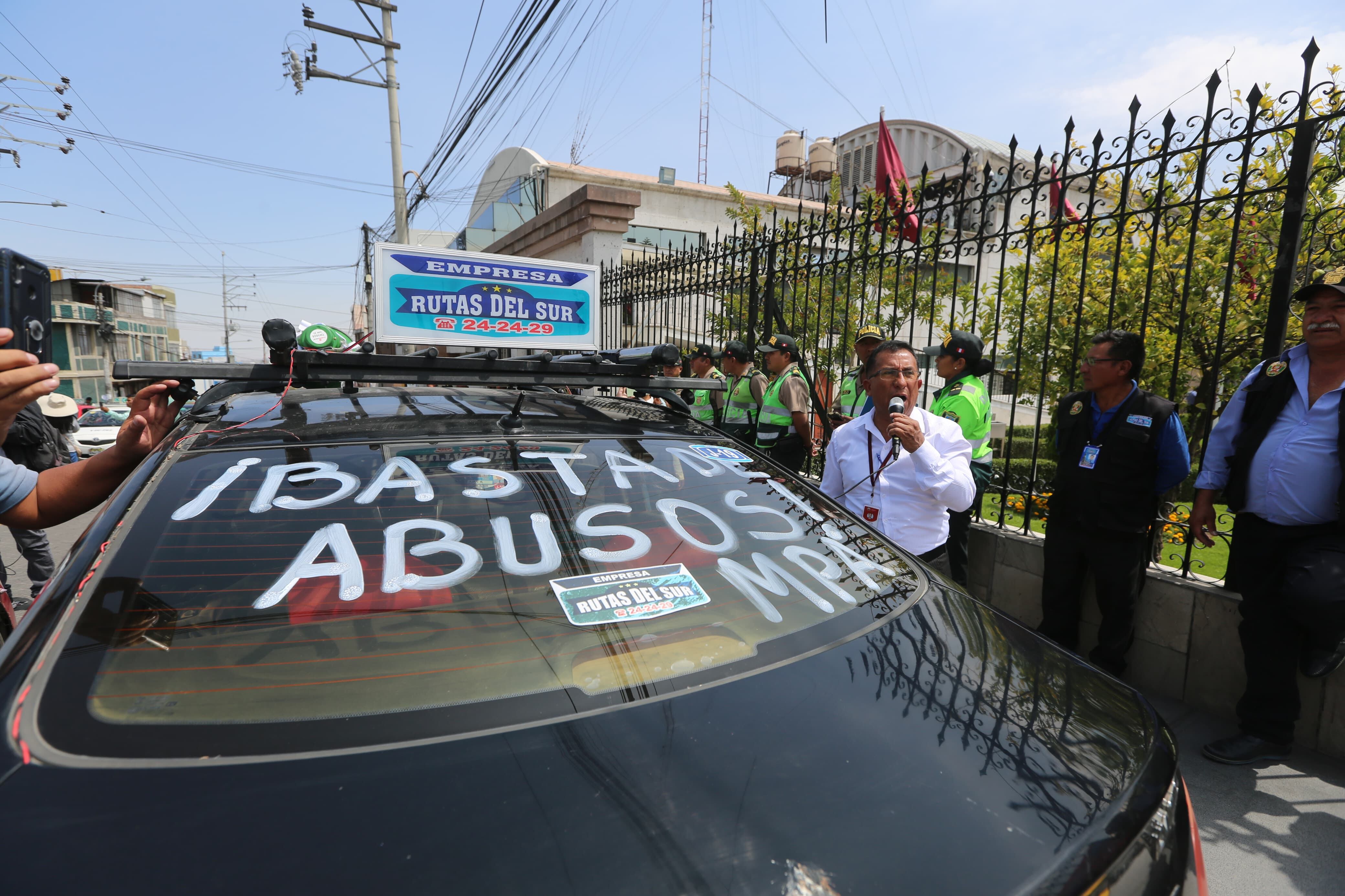 Marcha rodante hasta el palacio municipal. Foto: Leonardo Cuito