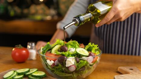 Tres consejos para preparar ensaladas y snacks con aceite de oliva este verano