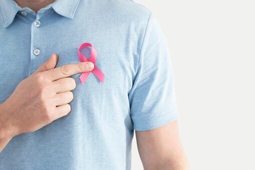 Aunque es menos frecuente que en las mujeres, el cáncer de mama masculino suele diagnosticarse en etapas más avanzadas. Una especialista explica qué señales deben alertar a los hombres. (Foto: Getty Images)
