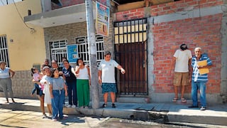 Vecinos del centro de Piura reclaman por el colapso del desagüe