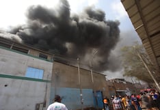 Vecino solicita ayuda tras incendio que afecta fábrica de plástico en Puente Piedra: “El humo es bien denso y negro”
