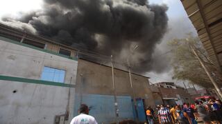 Vecino solicita ayuda tras incendio que afecta fábrica de plástico en Puente Piedra: “El humo es bien denso y negro”