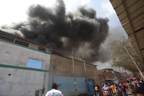 Vecino solicita ayuda tras incendio que afecta fábrica de plástico en Puente Piedra: “El humo es bien denso y negro”