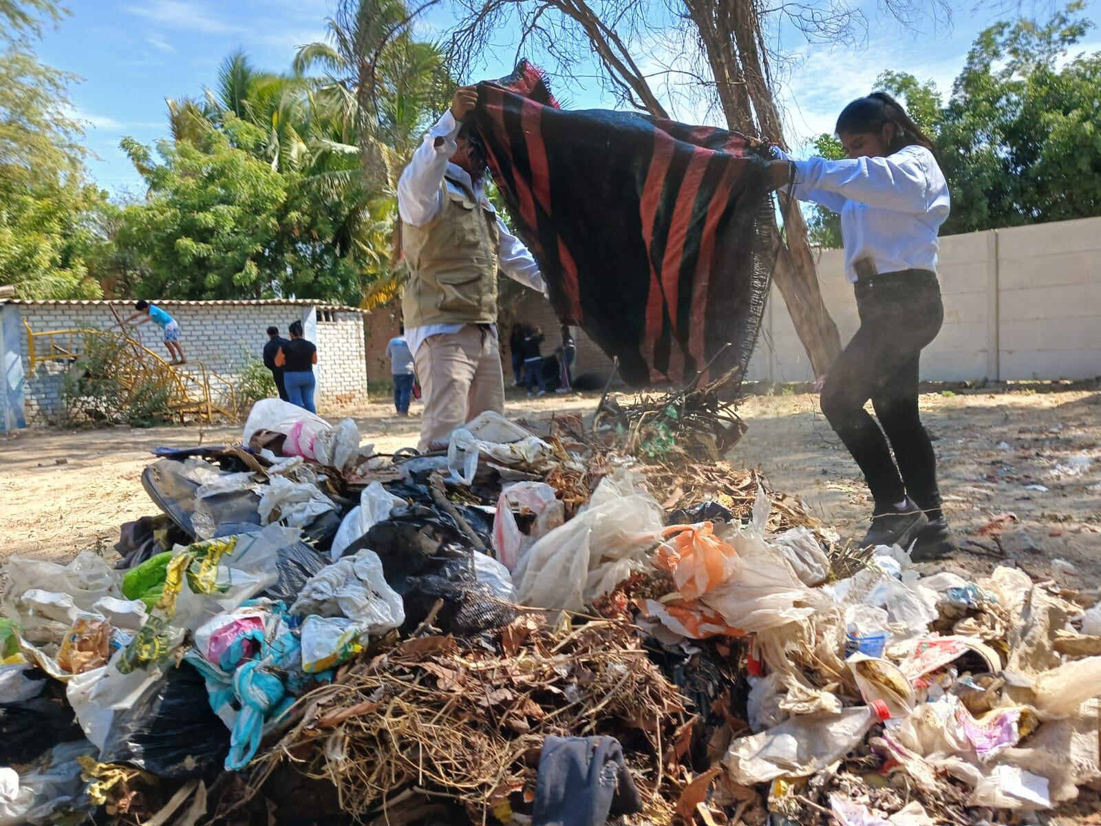 Programa municipal Educca lideró jornada de limpieza y siembra de plantas en el caserío, promoviendo un ambiente saludable