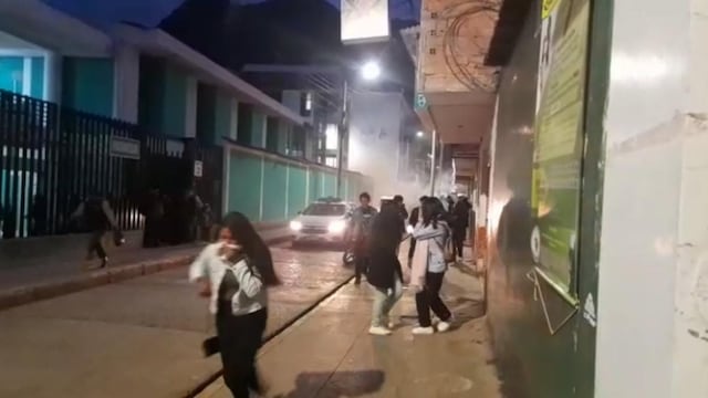 Bombas lacrimógenas afectan a estudiantes de primaria en Huancavelica