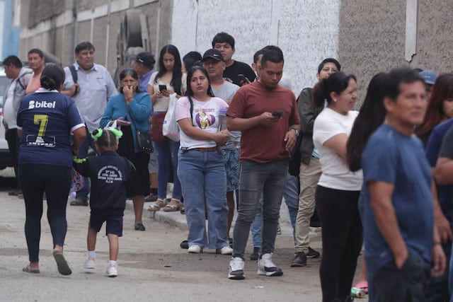 Se apertura las mesas de sufragio en el colegio San Luis Gonzaga de SJM, personas aún tienen quejas por el trabajo del personal de ONPE (Fotos: Julio Reaño/@photo.gec)