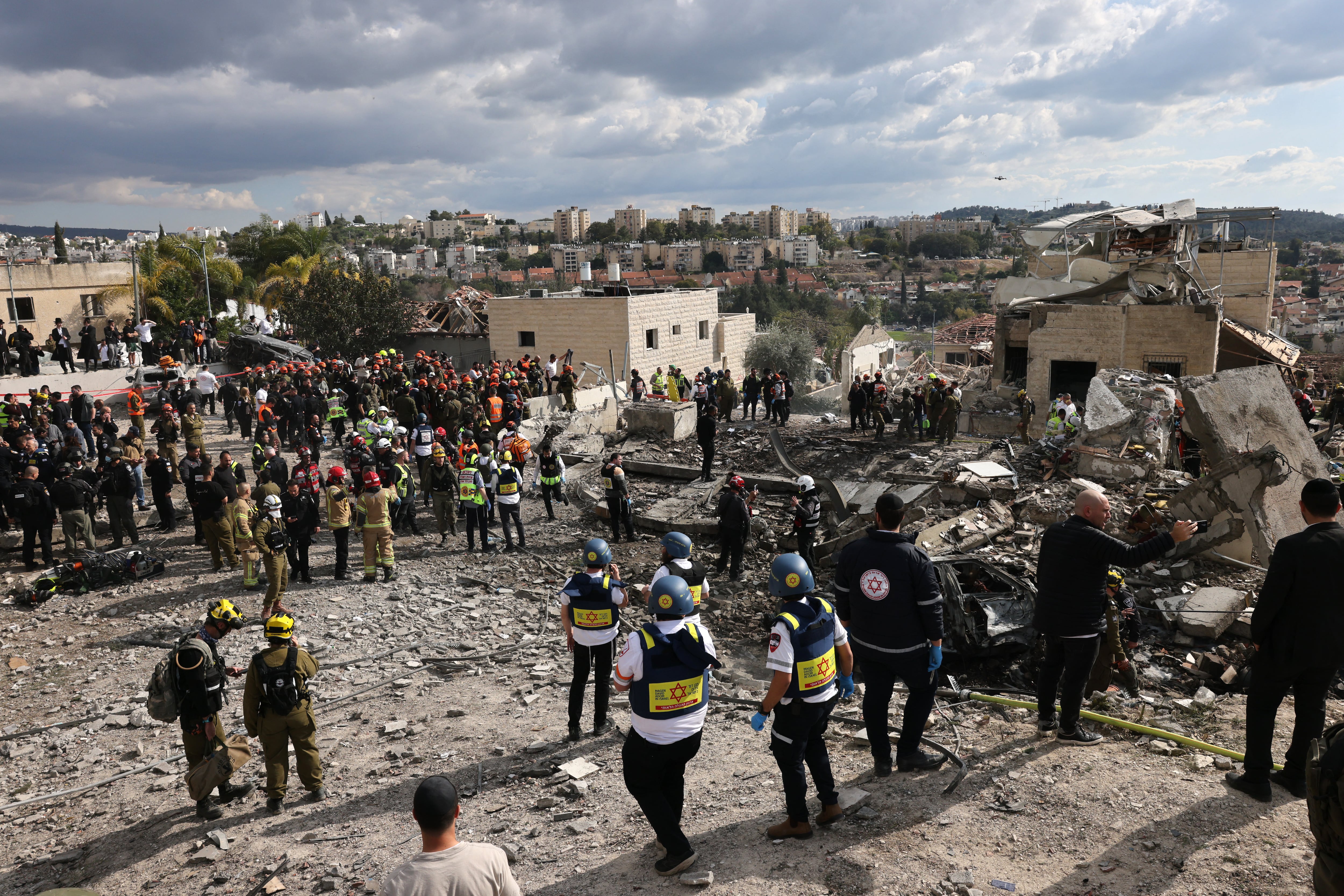 Los servicios de emergencia israelíes aseguran el lugar de un ataque con misiles cerca de Bet Shemesh, a unos 30 kilómetros al oeste de Jerusalén, el 1 de marzo de 2026. (Foto de AHMAD GHARABLI / AFP).