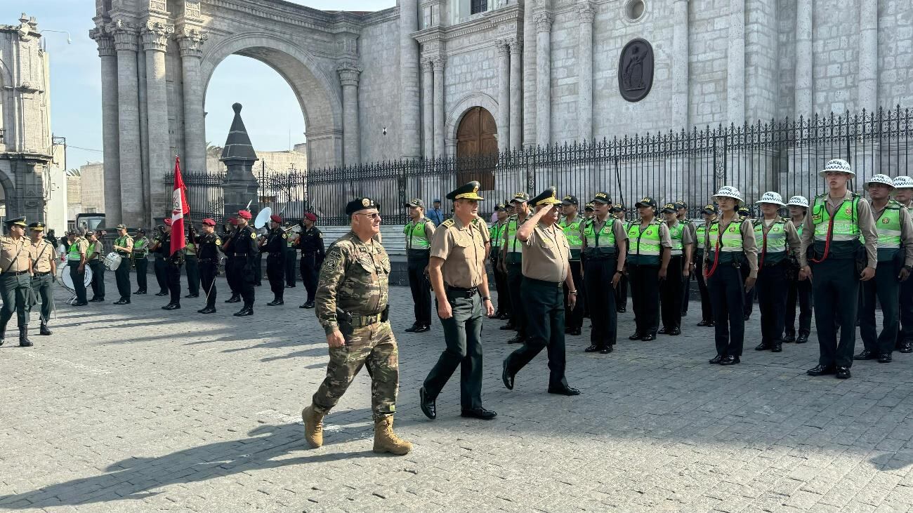 Agentes de la Policía listos para resguardar a la población. (foto:GEC)