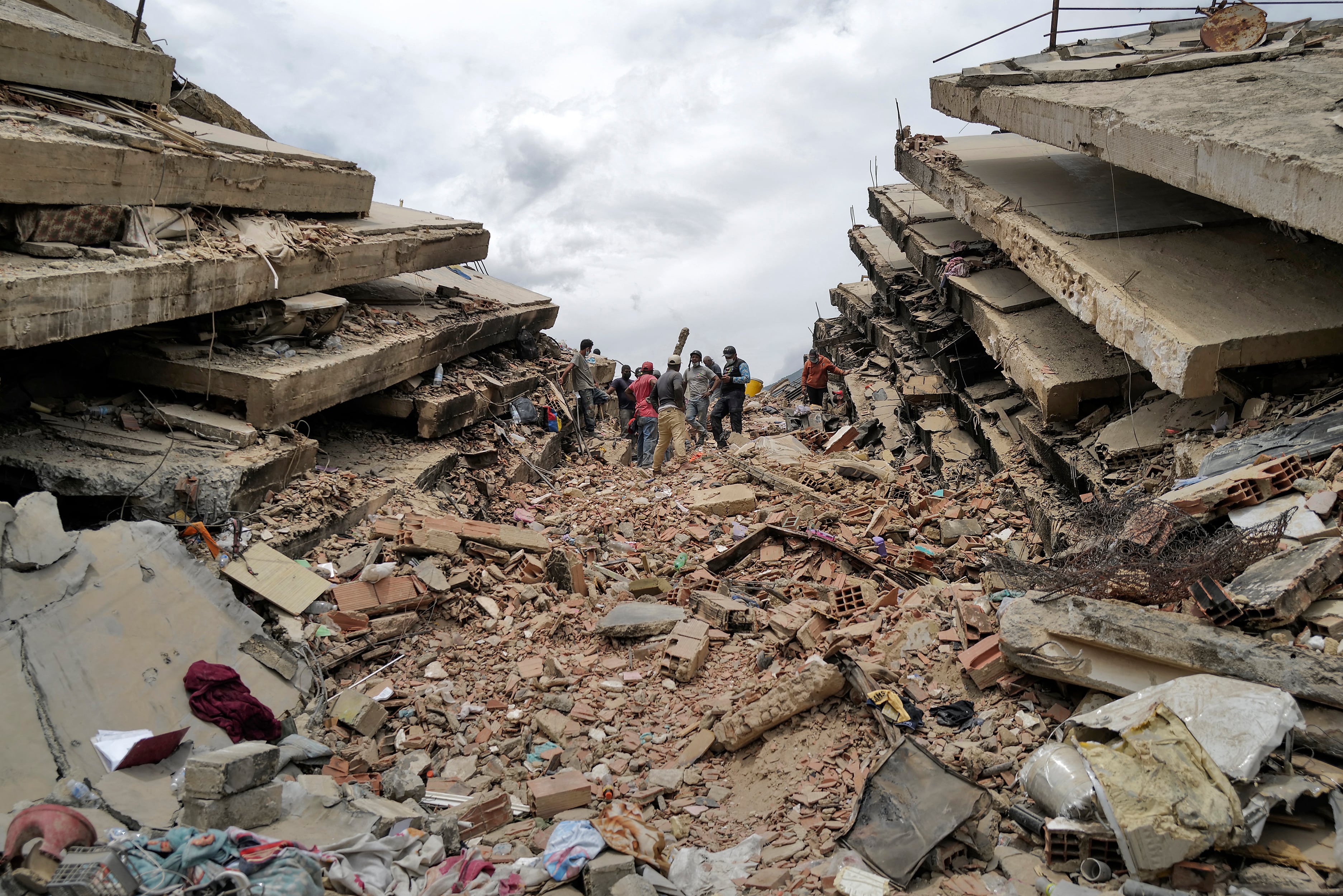 Rescatistas y voluntarios buscan posibles víctimas en Caraballeda, estado de La Guaira, Venezuela, el 28 de junio de 2026, tras los dos terremotos. (Foto de Mauricio Valenzuela / AFP).