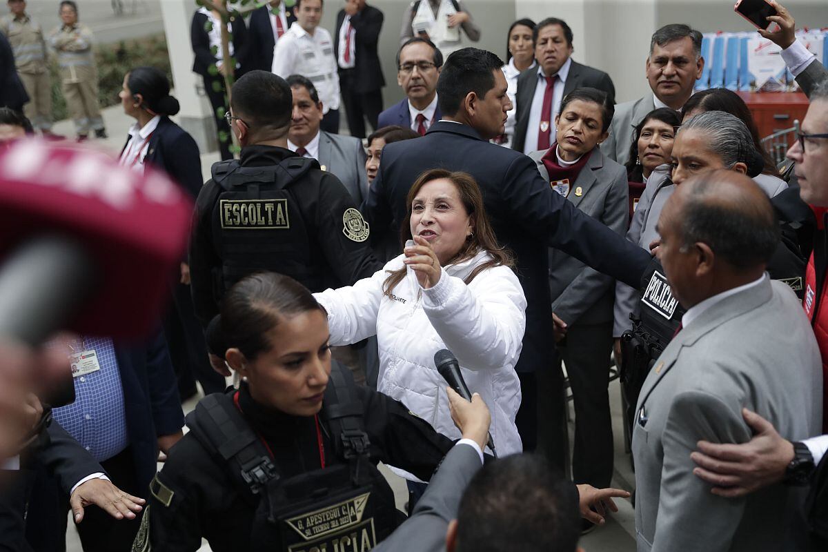 Dina Boluarte se traslado en todo momento con resguardo policial dentro de un colegio lejos de la prensa. (Foto: Hugo Pérez / @photo.gec)