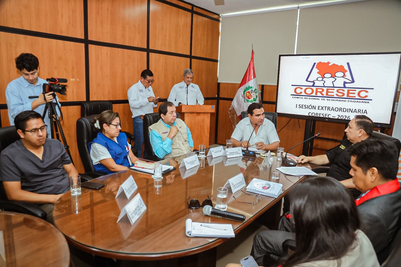 Reunión de autoridades para tratar el tema del estado de emergencia