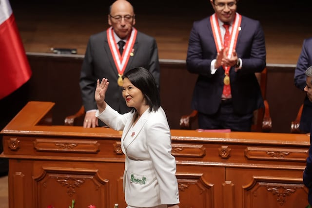 Keiko Fujimori recibió sus credenciales del JNE