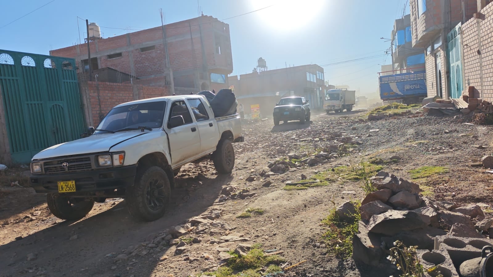 Puno: en medio de un violento enfrentamiento con los pobladores, policías decomisan mercadería de contrabando. Foto: Correo.