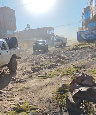 Puno: en medio de un violento enfrentamiento con los pobladores, policías decomisan mercadería de contrabando. Foto: Correo.