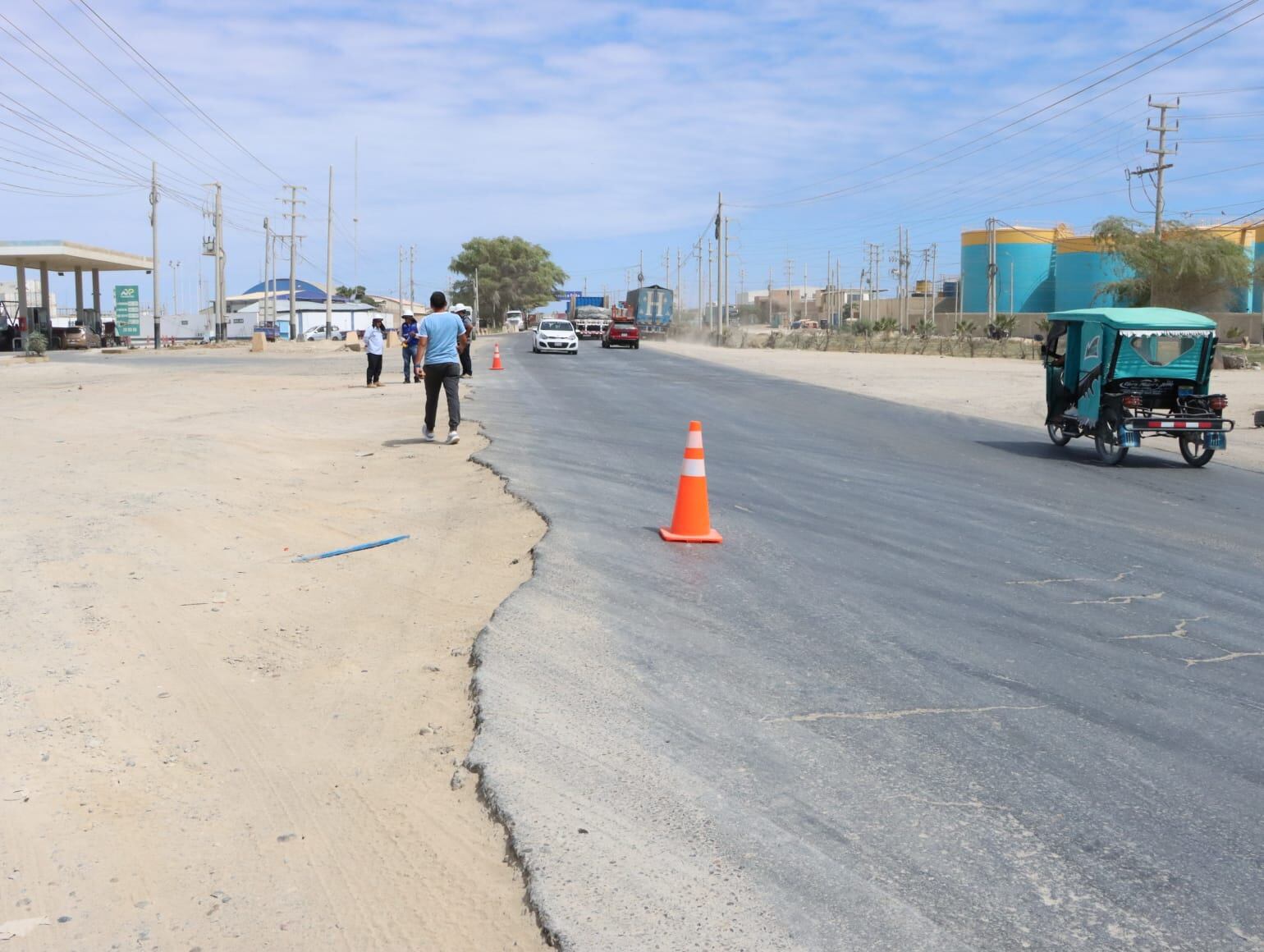 Realizan mantenimiento de la carretera a Paita