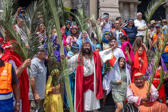 Domingo de Ramos: fieles y el Cristo Cholo recorren la Catedral y Plaza de Armas de Lima. (Fotos: Paloma del Solar/GEC)