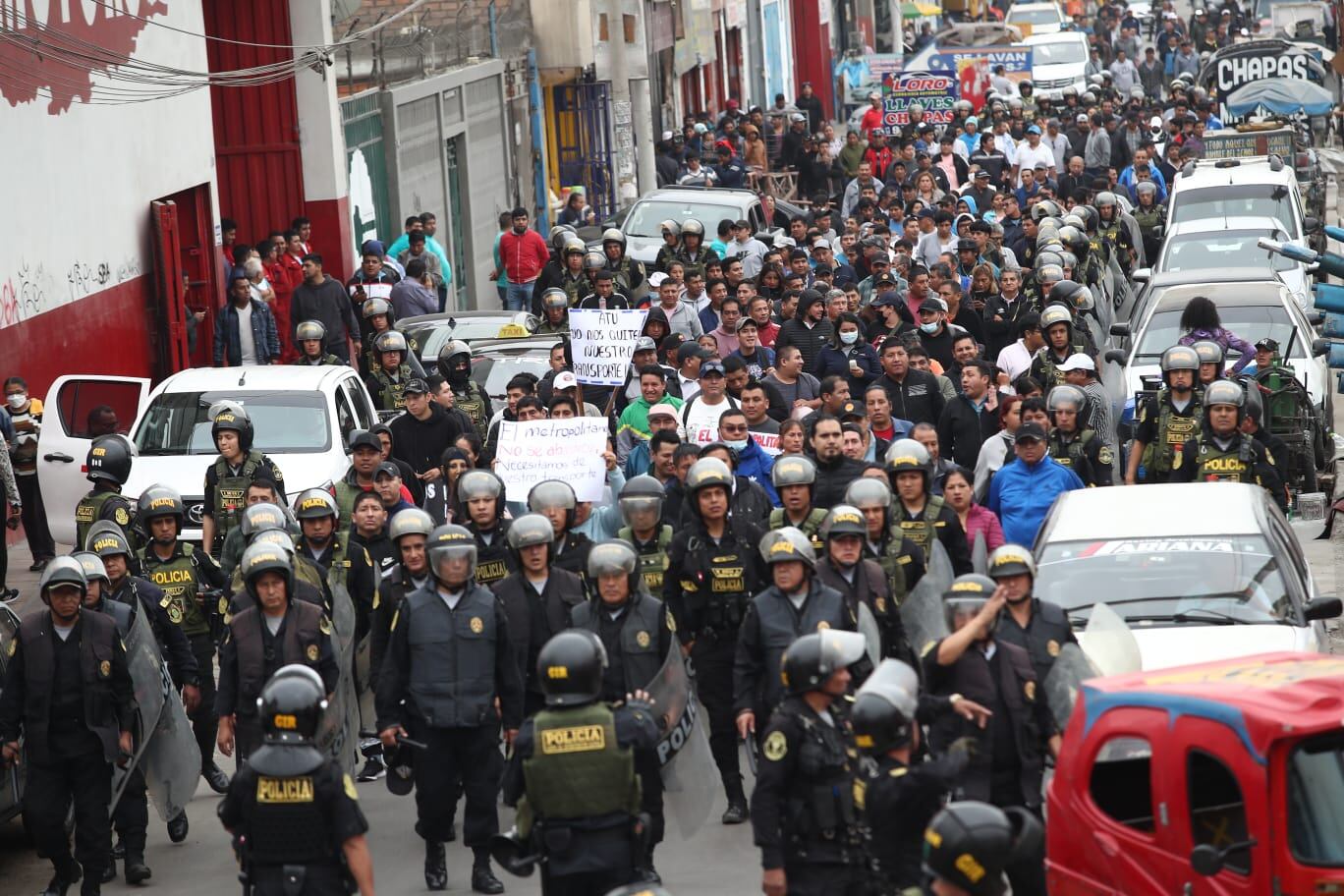 Un grupo de manifestantes intentaron bloquear la vía del Metropolitano. Foto: Jorge Cerdan/GEC
