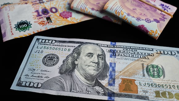 En Argentina el dólar cotiza casi al doble en el mercado paralelo que en el oficial.