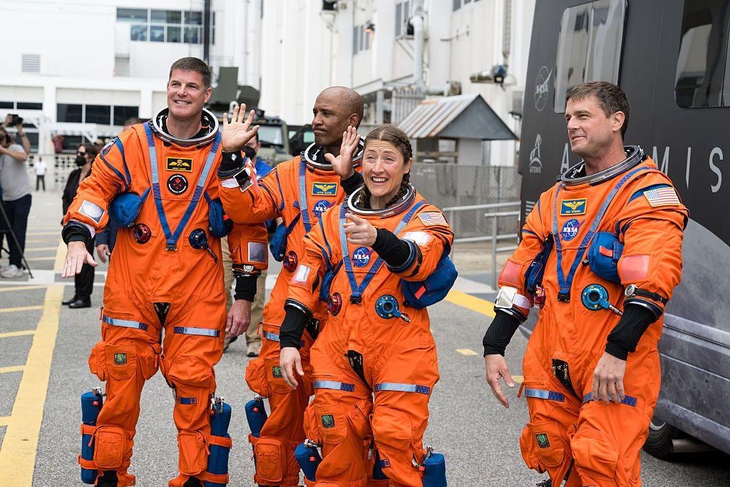 De izquierda a derecha, los astronautas Jeremy Hansen, Victor J. Glover, Christina Koch y Reid Wiseman.