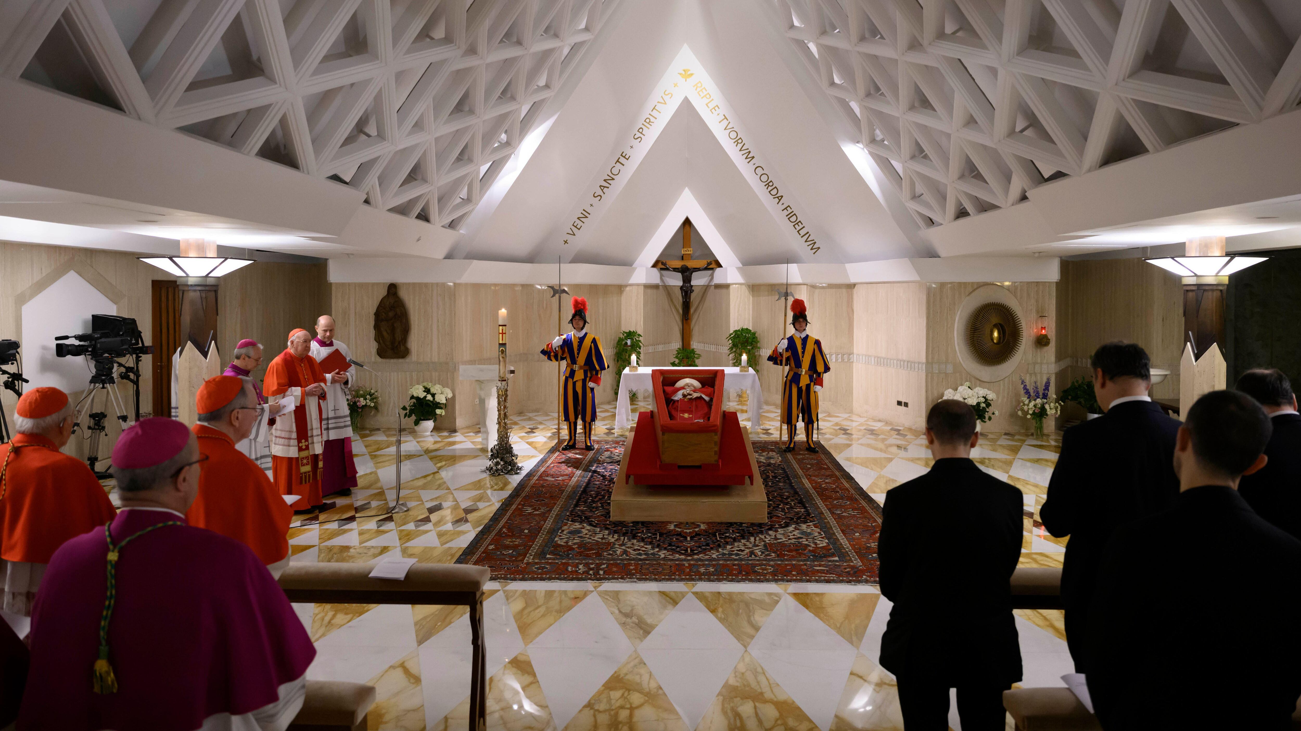 El Vaticano informó que el funeral del papa Francisco se celebrará el sábado a las 10 a. m. en la plaza de San Pedro. Desde el miércoles, los fieles podrán despedirse del pontífice latinoamericano en la basílica vaticana.