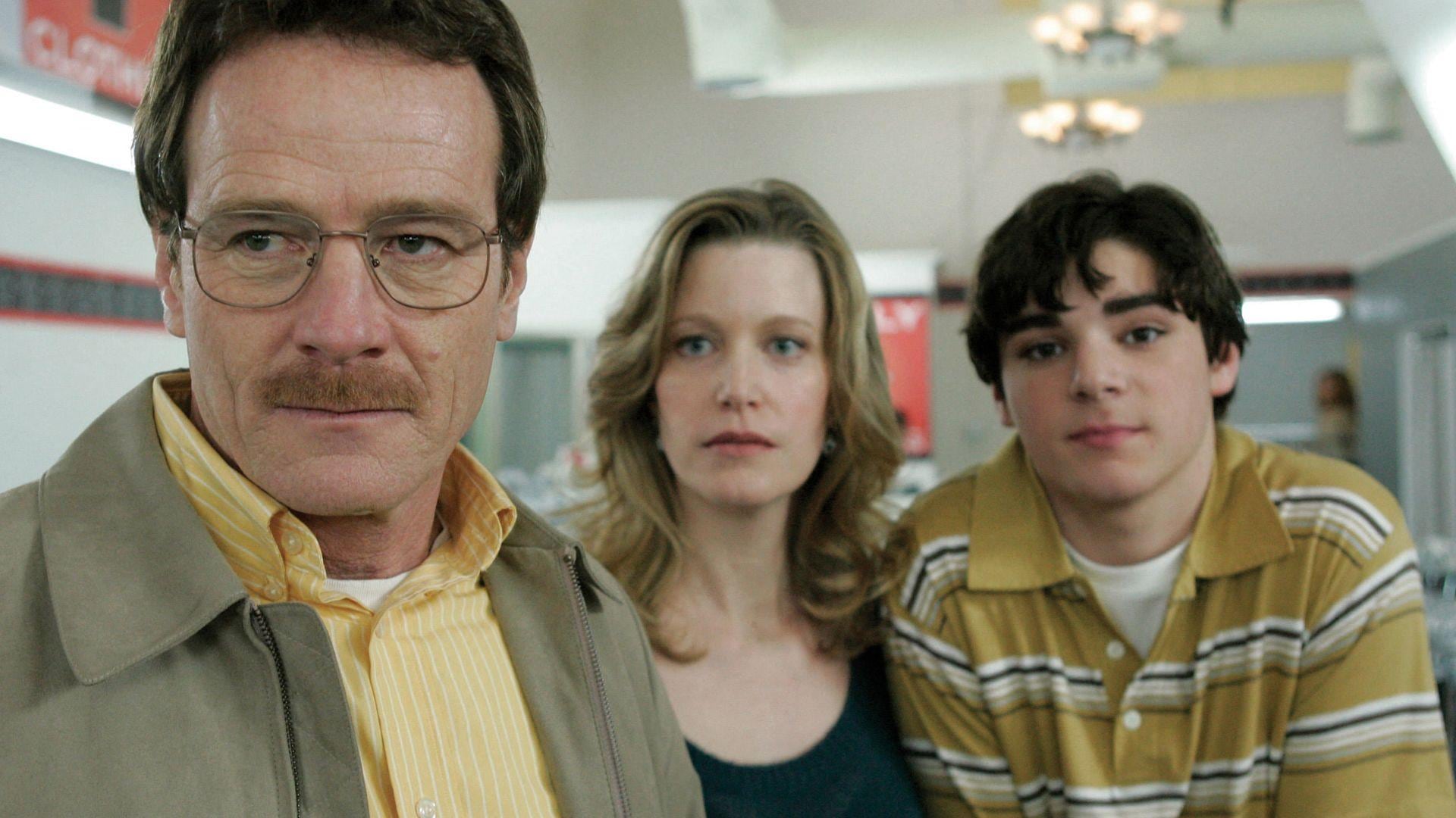 RJ Mitte (derecha) como Walter White Jr. junto a Bryan Cranston (izquierda) y Anna Gunn en la primera temporada de Breaking Bad en 2008.